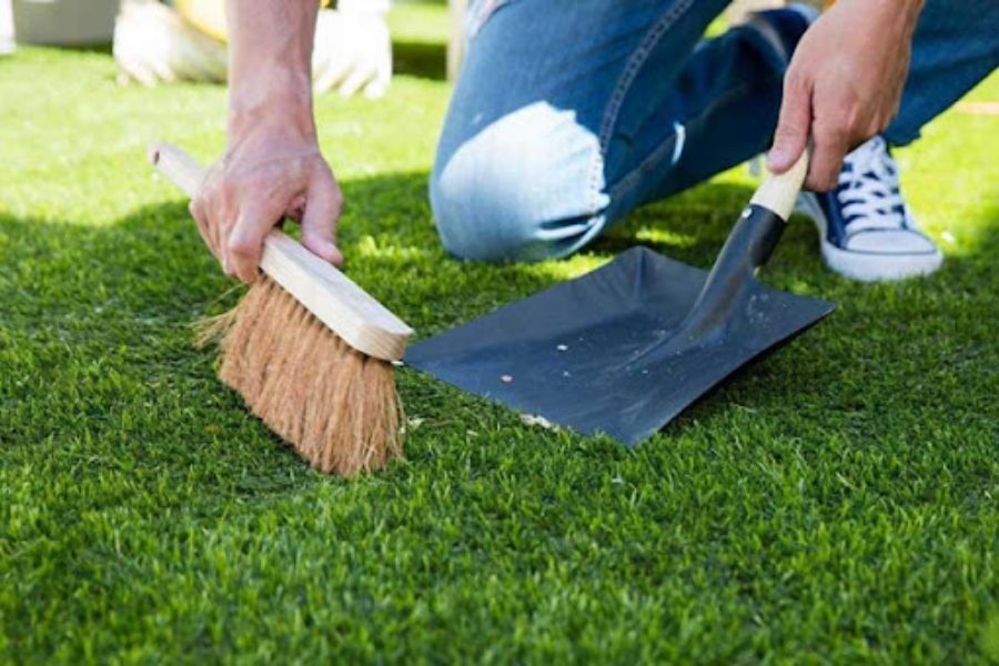 Bảo quản và vệ sinh thảm cỏ nhân tạo  giữ gìn vẻ đẹp xanh mát, tươi mới cho không gian quán cà phê của bạn.