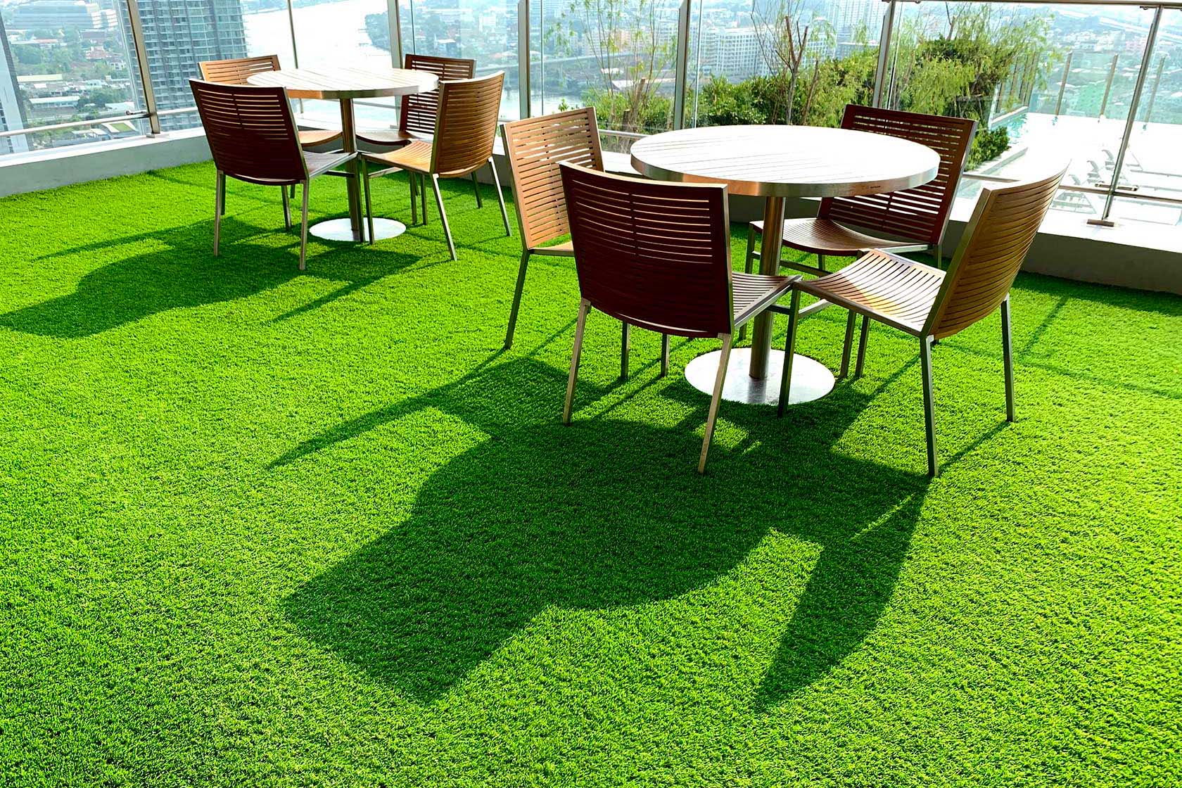 Nhược điểm của việc sử dụng thảm trang trí cỏ nhân tạo quán cafe.