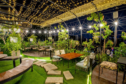 Thảm cỏ nhân tạo cho cafe sân vườn  mang thiên nhiên vào không gian thưởng thức cà phê của bạn.