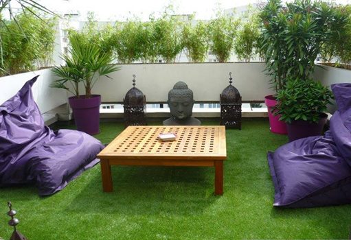 Thảm cỏ nhân tạo trên sàn nhà tạo nên không gian thư giãn, như đang ngồi dưới bầu trời xanh trong quán cà phê của bạn.
