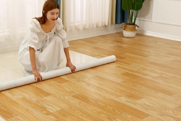 Thảm nhựa vân gỗ biến không gian sống của bạn trở nên ấm cúng và sang trọng.