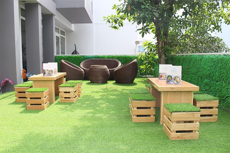 Thảm cỏ trang trí quán cà phê - giải pháp tiết kiệm, linh hoạt.